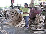 Ein Korb aus Bambus entsteht.