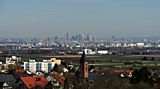 Marxheim im Vordergrund vor Frankfurts City.