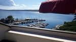 Blick vom Dachbalkon auf den kleinen Hafen