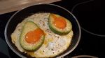 Lecker Frühstück: Avocado-Spiegelei