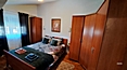 Schlafzimmer mit grossen Schränken