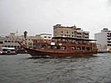 Restaurantschif auf dem Dubai-River.