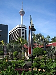 Der KL-Tower (Nachrichten/Telekommunikation), inmitten des Nanas-Wald Erholungsparks