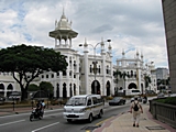 Alte Main Train Station in KL, noch aus der Kolonialzeit. Die Dachkonstruktion ist für eine 1m dicke Schneelast ausgelegt. Typisch Engländer :-)