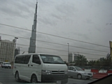 Im Hintergrund: Burj Khalifa, 828m hoch, 163 Etagen (war 2009 noch im Bau)