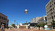 der schwebende Farnball am Civic Square