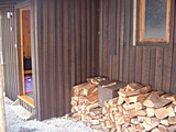 Holz vor der Hütte.
